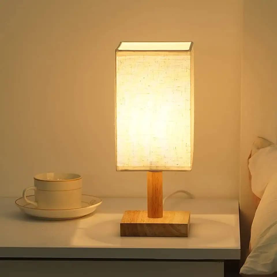 Abajur para Quarto, Lâmpada de Mesa com Base Quadrada, Base de Madeira com Abajur de Tecido Branco, Lâmpada Led, com Porta USB, Adequada para Quartos/Mesas de Trabalho/Salas de Estar