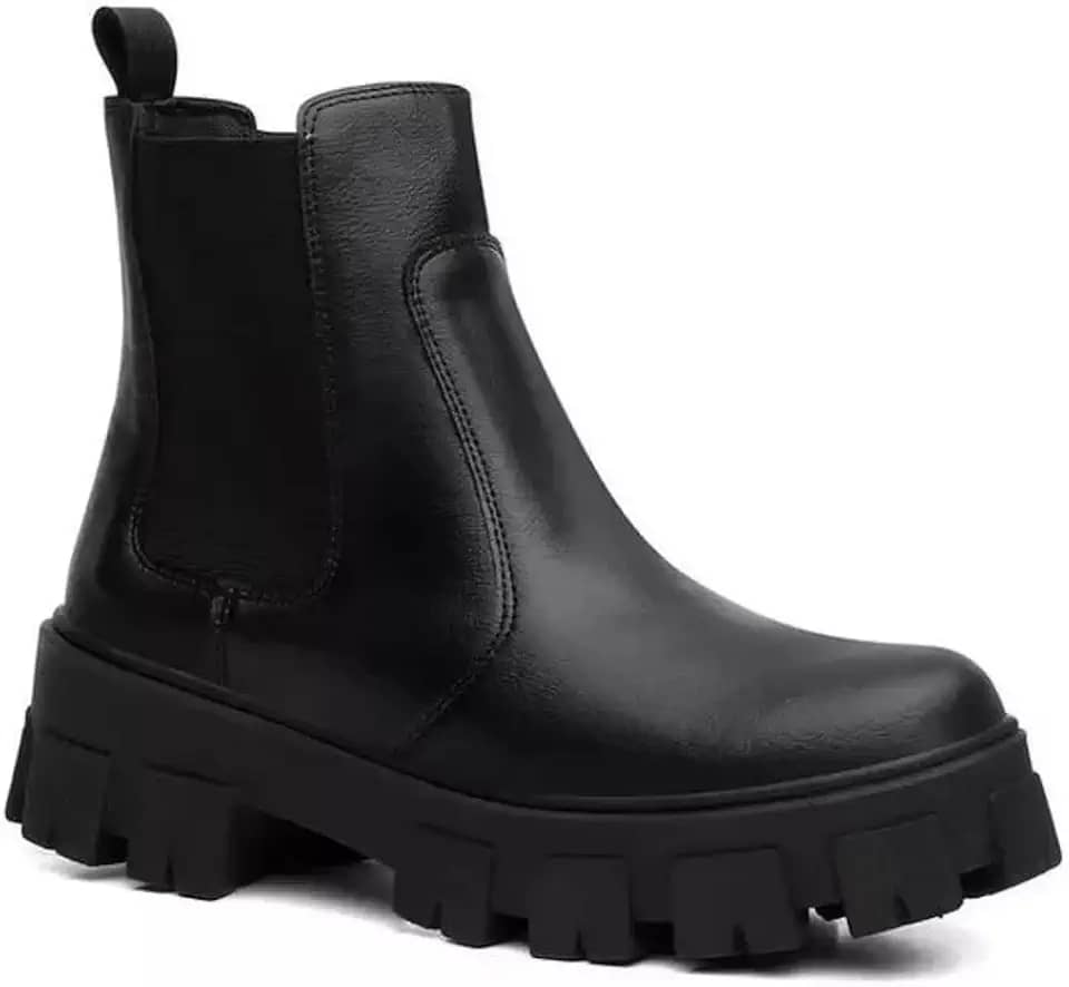 Bota Chelsea Feminina Coturno Tratorado Plataforma em Couro ECO Premium, Conforto e Estilo Blogueira, com Solado de Borracha Antiderrapante. Sistema com Elástico Calce Fácil ajudando na Praticidade do seu Dia a Dia.