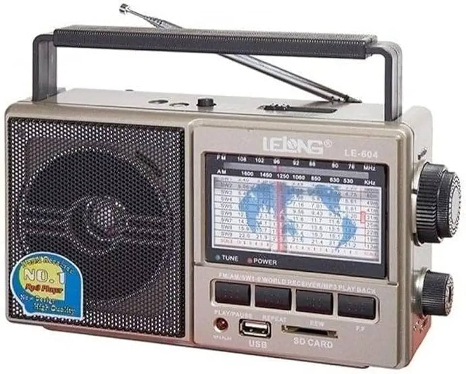 Rádio Portátil AM/FM 11 Faixas Ondas Curtas Pen Drive Funciona com Pilhas ou Direto na Tomada Bivolt