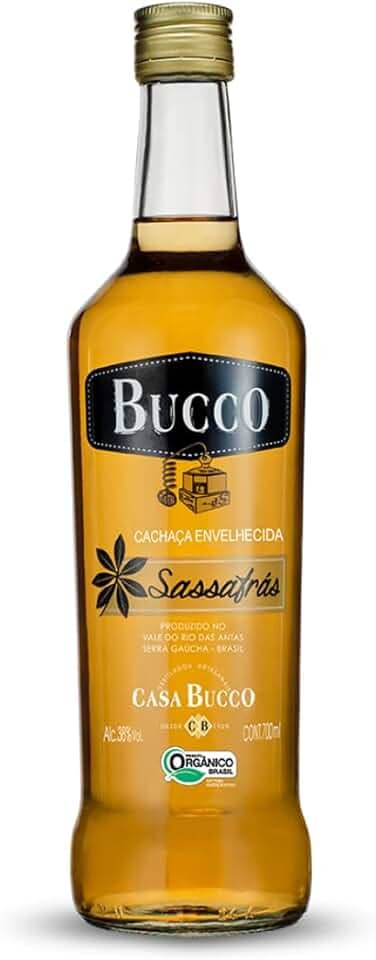 Cachaça Sassafrás Orgânica Casa Bucco 700Ml, Cachaça Fina Envelhecida Em Barris De Madeira, Dourado, Aroma Floral E Personalidade Marcante, Produzida Com Cana-de-Açúcar Orgânica E Processo Artesanal