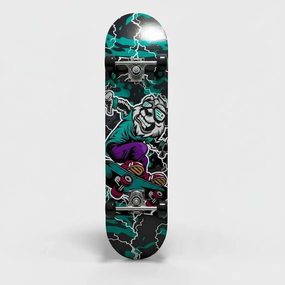 Skate Infantil Completo, 7 Lâminas de Madeira, Design Radical com Arte em Verde e Preto, Montado com Lixa para Iniciantes