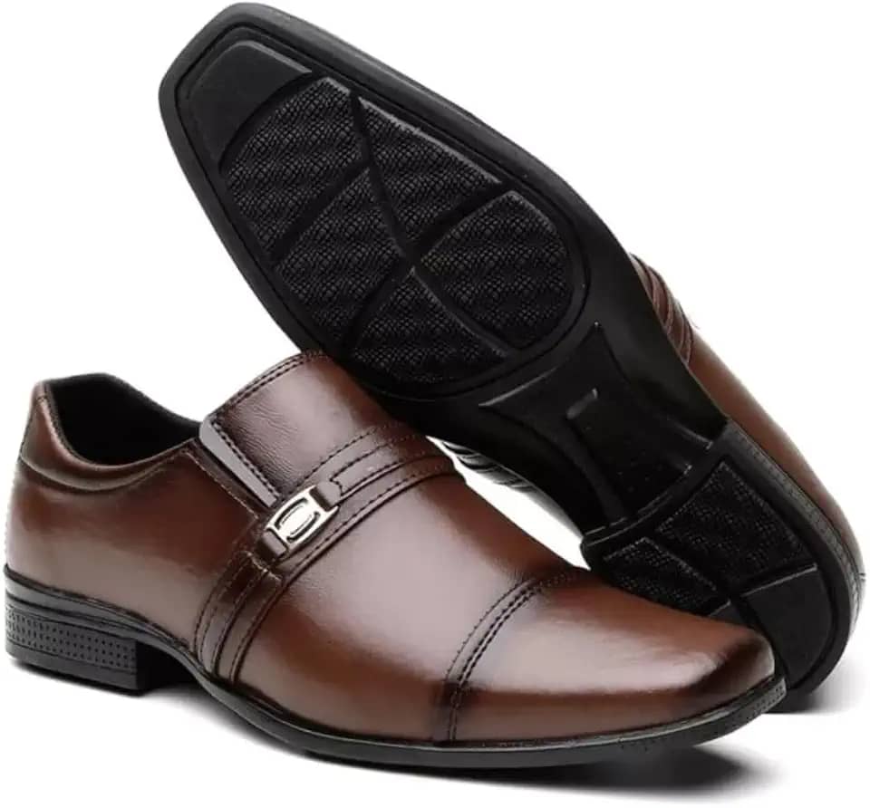 Sapato Social Masculino Em Couro Sintético Envernizado Design Elegante com Detalhe em Metal Bico Quadrado Sofisticado Sola Emborrachada Antiderrapante Ideal Para Casamentos Festas Trabalho e Uso Diário.