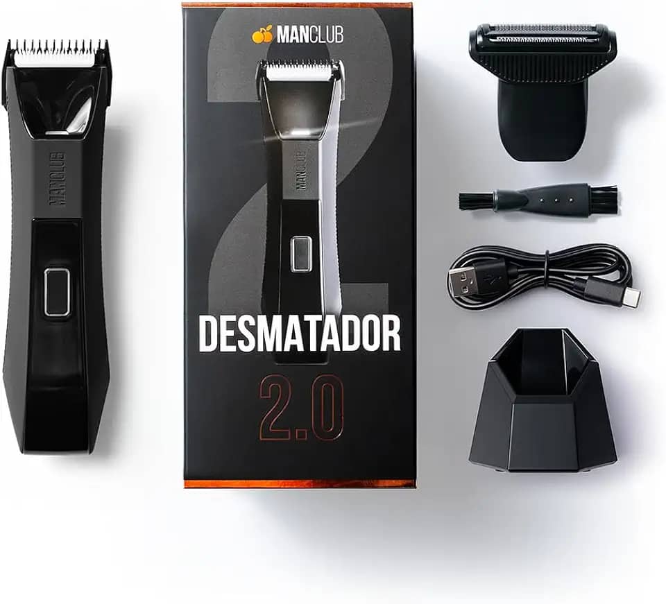 O Desmatador 2.0 da MANCLUB - Aparador elétrico de pelos corporais: 1 lâmina à prova de cortes + 1 lâmina de finalização | À prova d’água | 90 minutos de uso | Base carregadora e indicador de bateria