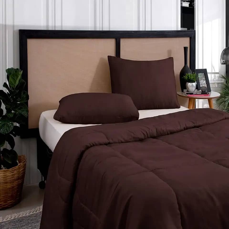 Edredom Casal Queen Margarida 3 Peças | Microfibra Antialérgica Premium | Macio, Confortável e Elegante | Ideal para Todas as Estações | Noites Aconchegantes e Relaxantes (Marrom)