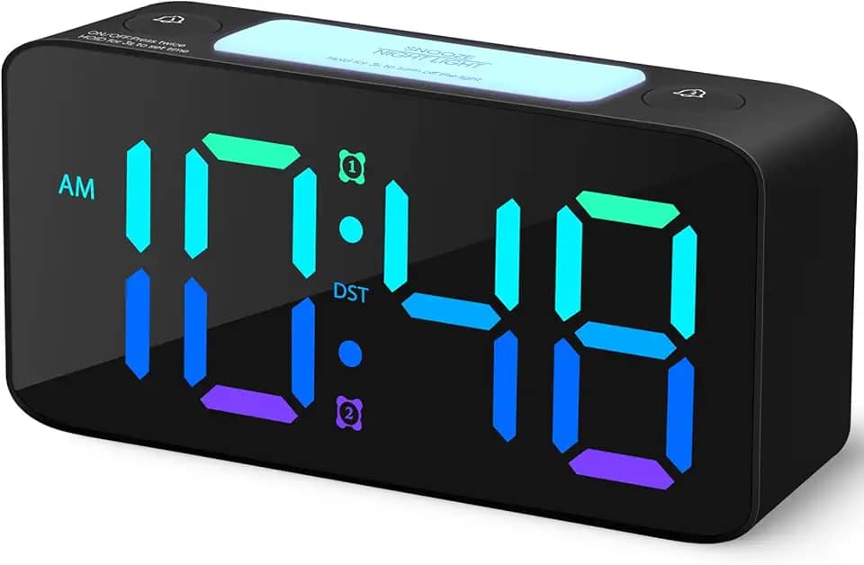 Cadmos Despertador super alto para adultos com sono pesado, relógio digital com luz noturna de 7 cores, volume ajustável, carregador USB, relógios pequenos para quartos de cabeceira, ok para acordar