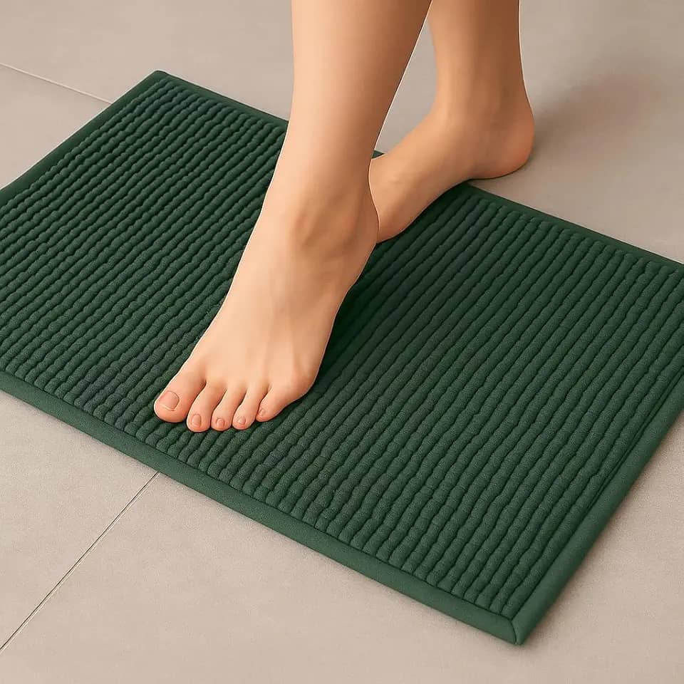 Tapete de Banheiro Microfibra Macarrão Bolinha Popcorn 40x60cm — Antiderrapante, Super Macio, Absorvente, Lavável, Secagem Rápida (Verde)