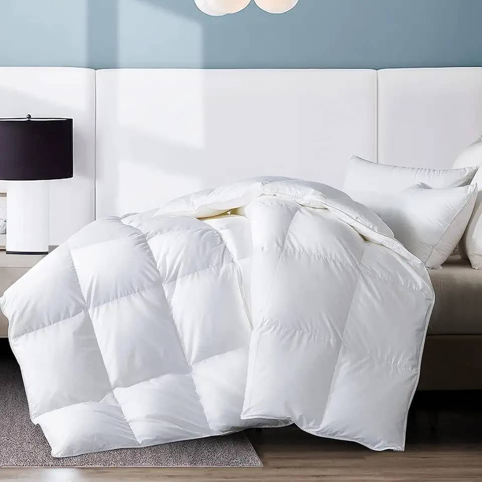 WhatsBedding Edredom King leve de penas de ganso e plumas - Coleção de hotel luxuoso - Capa de 100% algodão branco fino com enchimento de edredom com abas de canto - King Size 260 x 234 cm
