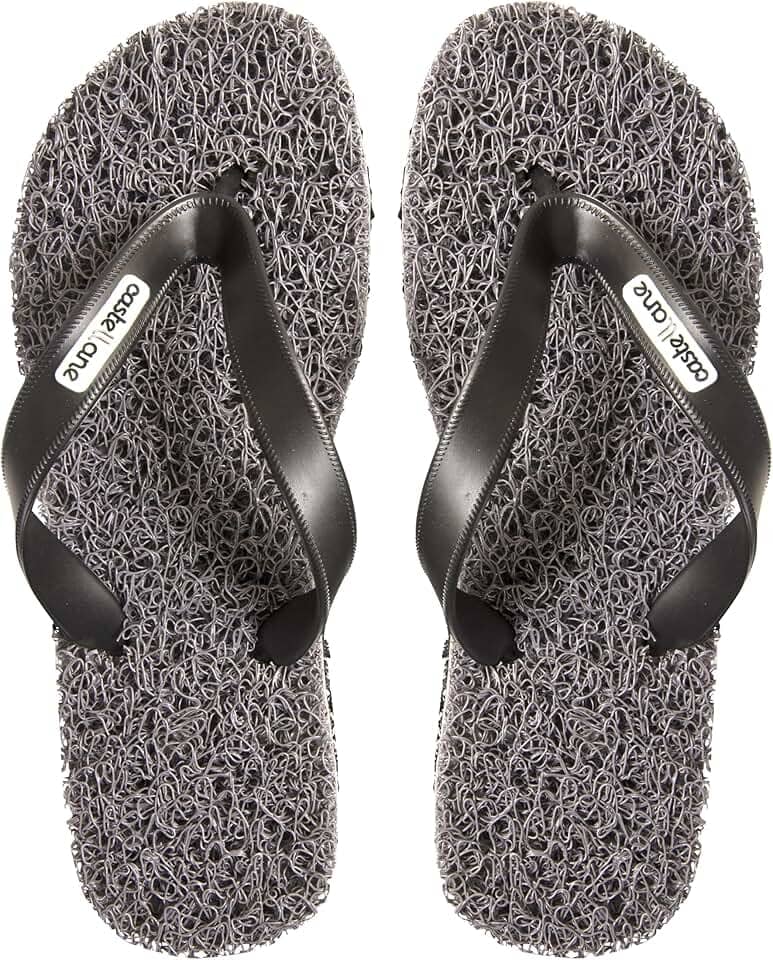 Chinelo Confort Masculino indicado para pessoas que sofrem com Fascite Plantar, esporão de calcâneo, Hiperidrose PLantar e Neuroma de Morton, além disso, dá a sensação de estar pisando em um tapete macio.