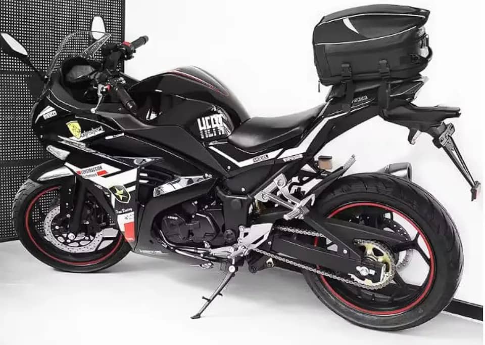 Baú Mochila para Moto Baslu 21L – Impermeável, Porta Capacete, Bolsa Traseira excelente para Viagem e Uso Diário